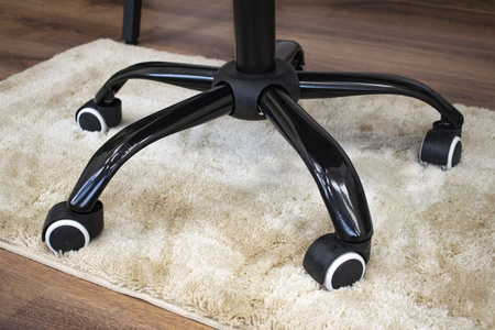 Czarne krzesło obrotowe z eko skóry NOTO - Tapicerowane krzesło na kółkach do biurka