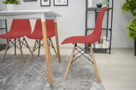 Krzesło OSAKA w kolorze cynober - Plastikowe krzesło o malinowym zabarwieniu