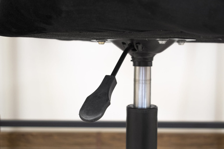 Welurowe czarne krzesło obrotowe do biurka NOTO - Tapicerowane krzesło na kółkach