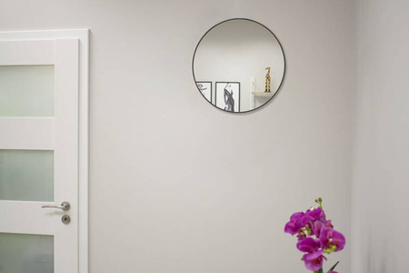 Okrągłe lustro w prostej czarnej ramie - Lustro o średnicy 40cm