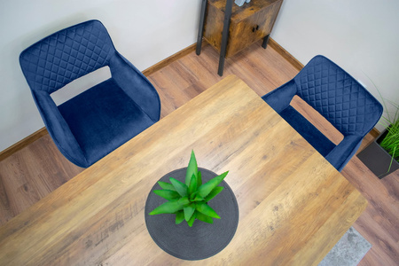 Tapicerowane krzesło kubełkowe AMALFI - Granatowe, pikowane krzesło z podłokietnikami