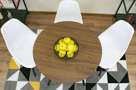 Średni skandynawski okrągły stół - jesionowy blat 80cm z drewnianymi czarnymi nogami TODI