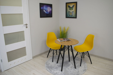 Mały okrągły stół TODI 60cm - Skandynawski stół z dębowym blatem i czarnymi nogami