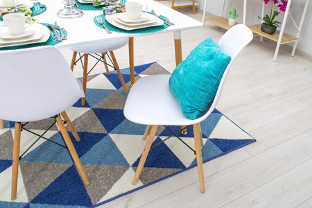 Białe krzesło na drewnianych nogach w stylu skandynawskim OSAKA