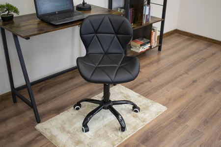 Czarne krzesło obrotowe z eko skóry NOTO - Tapicerowane krzesło na kółkach do biurka