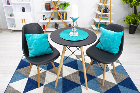 Mały okrągły stół czarny blat 60cm z drewnianymi naturalnymi nogami TODI