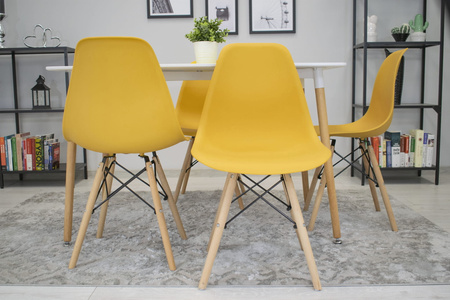 Plastikowe krzesło OSAKA - Nowoczesne, musztardowe krzesło na jasnych nogach