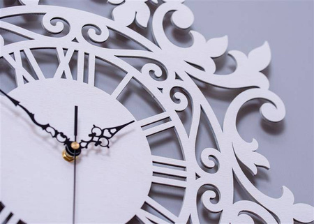 Zegar ścienny BENEDICT 50x62 cm z piękną ażurową tarczą w kolorze białym od marki ORNAMENTI