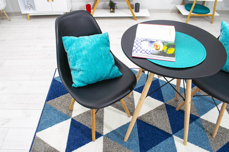 Mały okrągły stół czarny blat 60cm z drewnianymi naturalnymi nogami TODI