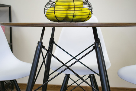 Średni skandynawski okrągły stół - jesionowy blat 80cm z drewnianymi czarnymi nogami TODI