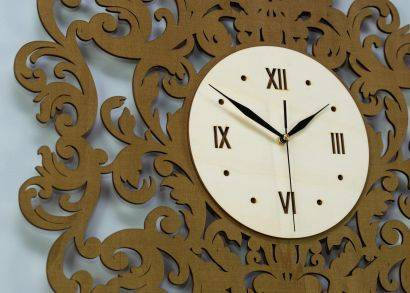 Dekoracyjny zegar ścienny ażurowy VITTORIO w kolorze sosny, bejcowany, marka ORNAMENTI