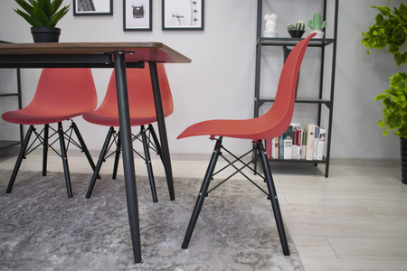 Krzesło OSAKA z tworzywa - Malinowe, lekko czerwone krzesło kuchenne na czarnych nogach