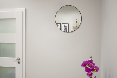 Okrągłe lustro w prostej czarnej ramie - Lustro o średnicy 40cm