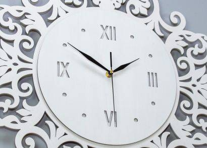 Dekoracyjny zegar ścienny VERONA wykonany w stylu vintage, kolor biały, ORNAMENTI