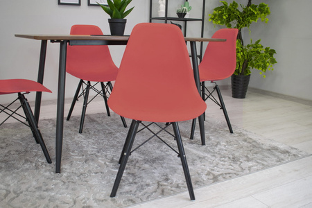 Krzesło OSAKA z tworzywa - Malinowe, lekko czerwone krzesło kuchenne na czarnych nogach