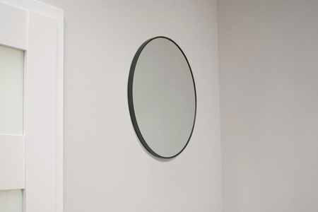Okrągłe lustro w prostej czarnej ramie - Lustro o średnicy 40cm
