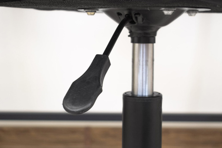 Czarne krzesło obrotowe z eko skóry NOTO - Tapicerowane krzesło na kółkach do biurka