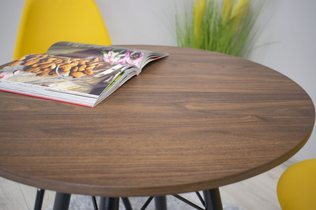 Mały skandynawski okrągły stół - jesionowy blat 60cm z drewnianymi czarnymi nogami TODI